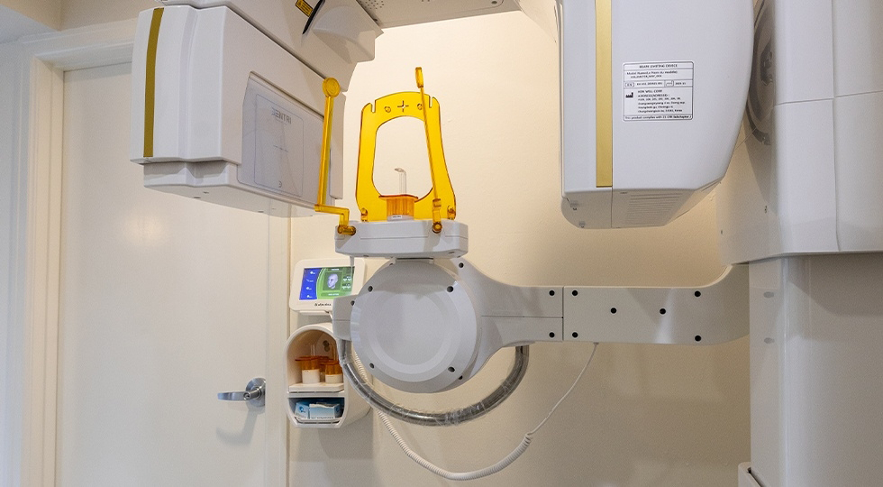 Dental scanning device standing up against the wall